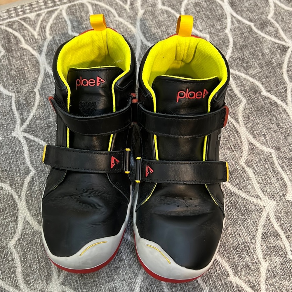 Plae Max tennis shoes kids 4.5 big boys
